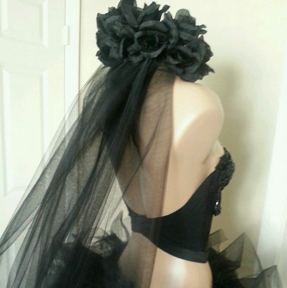 Black bride costume - Picture 3 of 4